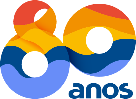Logotipo comemorativo de 80 anos com os números 8 e 0 formados por círculos que contêm faixas onduladas horizontais em tons quentes e frios — vermelho, laranja, amarelo, azul e lilás — evocando paisagens estilizadas como céu, mar e sol. Abaixo, a palavra 'anos' aparece em azul escuro.