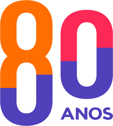 Logotipo comemorativo de 80 anos com os números 8 e 0 estilizados. O número 8 é dividido horizontalmente em duas cores. A metade superior é preenchida com uma cor laranja vibrante, que transmite energia, celebração e calor.A metade inferior é preenchida com a cor roxa, adicionando um contraste sóbrio e elegante ao conjunto. O número 0 segue o mesmo padrão com rosa-choque na parte superior e roxo na inferior. Abaixo, está a palavra 'ANOS' em letras maiúsculas roxas.