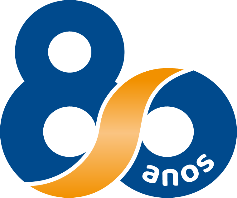 Logotipo comemorativo de 80 anos com os números 8 e 0 em azul escuro e centros vazados. À direita, o número 0 também é azul escuro, com centro vazado, mas é intersectado diagonalmente por uma faixa ondulada dourada, que liga o centro do “8” ao “0”, formando um movimento fluido entre os números — uma espécie de laço ou símbolo de infinito estilizado. A palavra 'anos' aparece em azul, curvada abaixo do número 0.